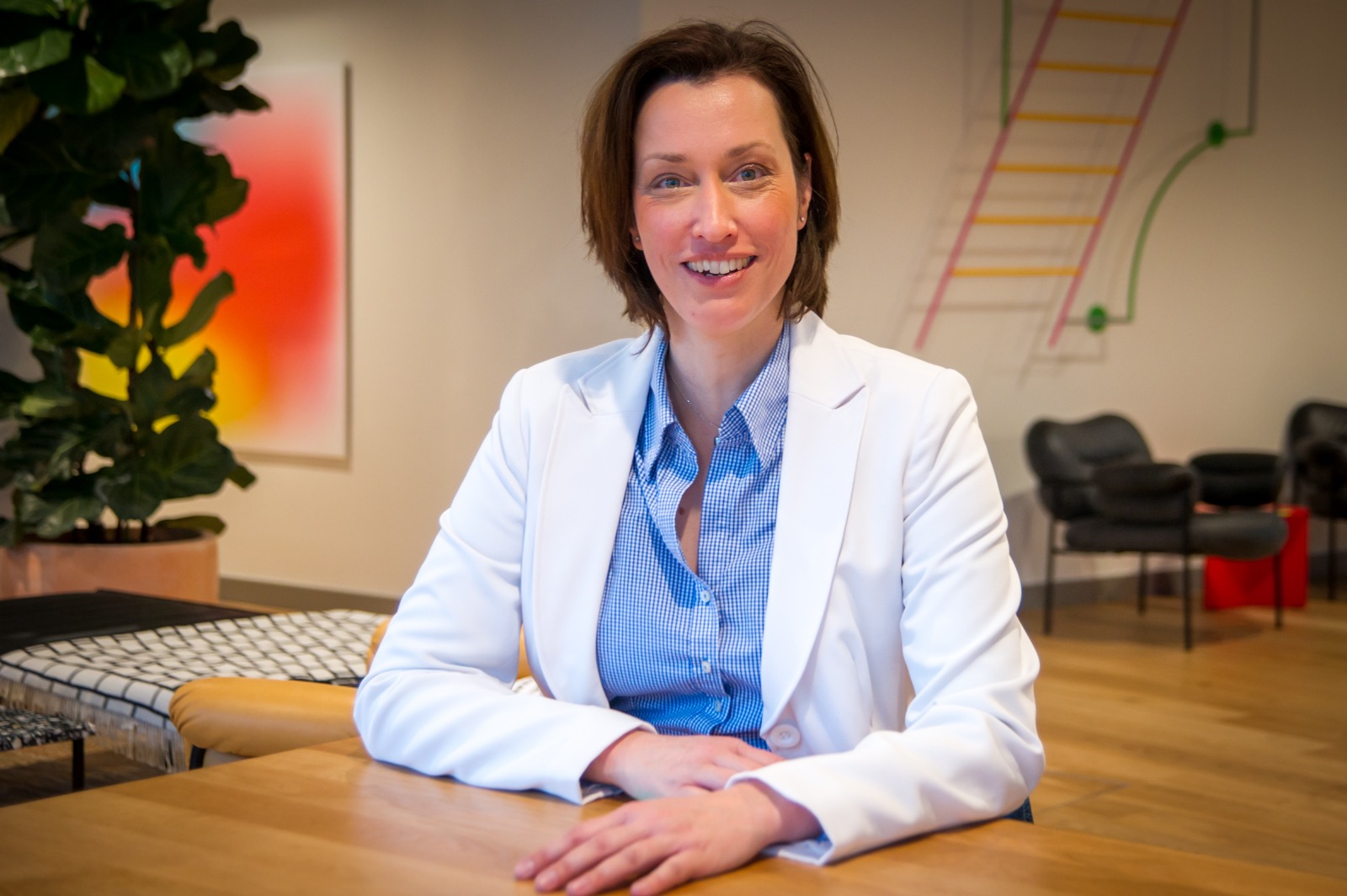 Julia Staffa lächelt freundlich im Gespräch – moderne Führungspersönlichkeit mit Expertise und Nahbarkeit. 