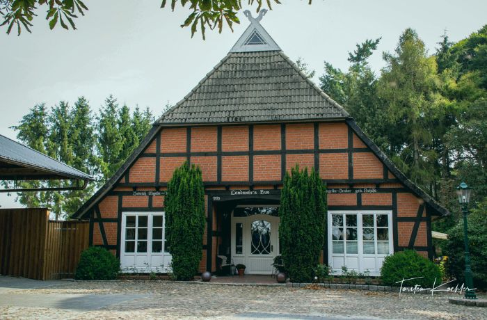Historisches Fachwerkhaus mit gepflegtem Eingangsbereich – Symbol für Ankommen und naturnahe Umgebung  