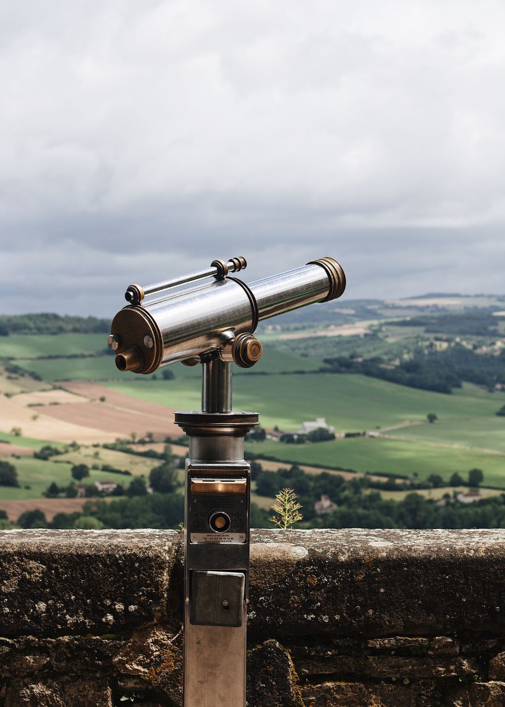Fernrohr mit Blick über weite Landschaft – Symbol für strategischen Weitblick, Orientierung und Fokus. 